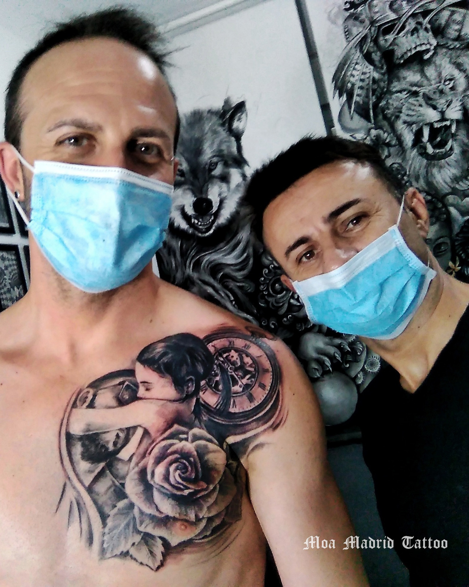 Tatuaje de padre e hija abrazándose hecho en el pectoral